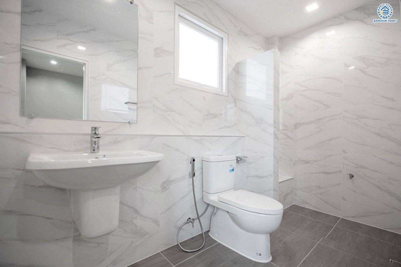 บ้านมือสองตกแต่งใหม่ โครงการ เพอร์เฟคมาสเตอร์พีซ รัตนาธิเบศร์ หลังใหญ่กว่า 91.4 ตร.ว. ฟังก์ชัน 3 ห้องนอน 5 ห้องน้ำ 1 ห้องแม่บ้าน จอดรถได้ 2 คัน พร้อมบรรยากาศโครงการสุด Luxury บนทำเลเชื่อมต่อทุกการเดินทาง ใกล้รถไฟฟ้าสายสีม่วง "สถานีไทรม้า" และจุดขึ้นทางด่วน "งามวงศ์วาน"